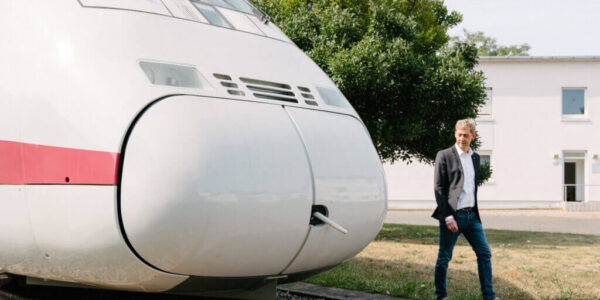 Prof. Dr. Rolf Naumann vor dem ICE der ersten Generation bei der DB Systemtechnik in Minden