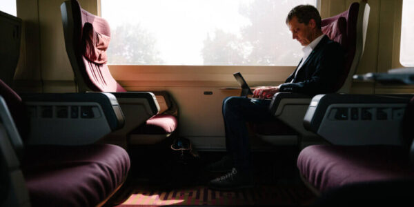 Prof. Naumann checkt seine Apps im ICE